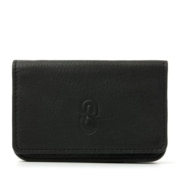 Black leather insulin pump holder with magnetic closure, versatile attachment, and compact design (11 x 8 x 3 cm).