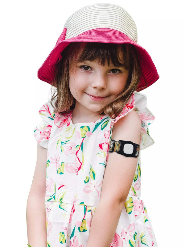Child wearing Medtronic Simplera Armband with Rotating Clip, designed for comfort and sensor protection.