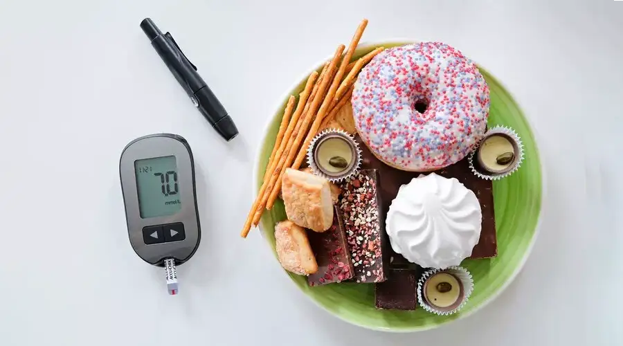 dexcom g7 vs freestyle libre 3 comparison image showing two cgm sensors for diabetes monitoring device comparison Immagine