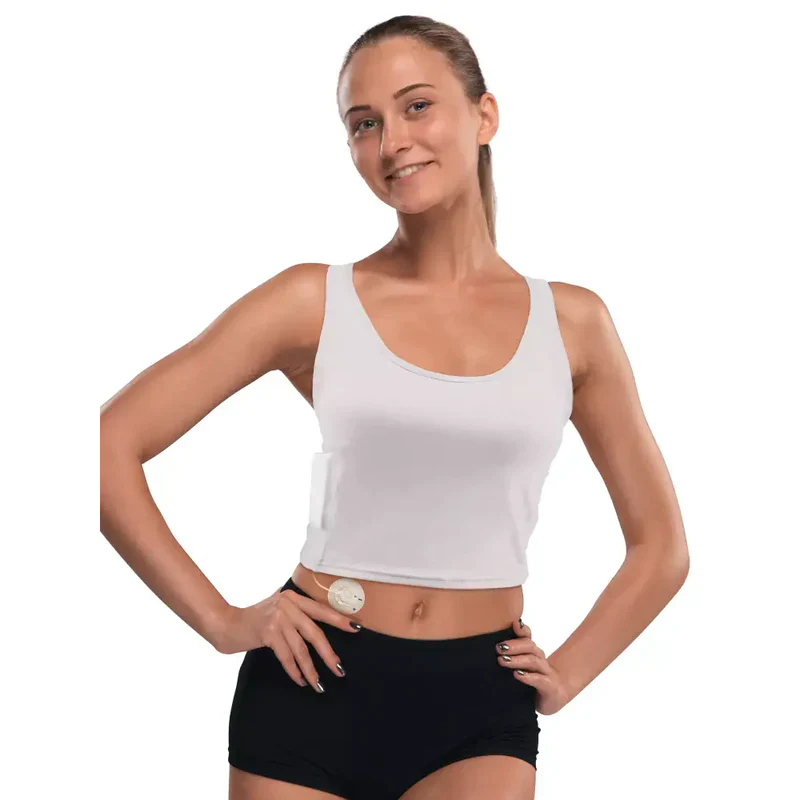 woman wearing white insulin pump crop top with integrated pocket for discreet and comfortable insulin pump support Immagine