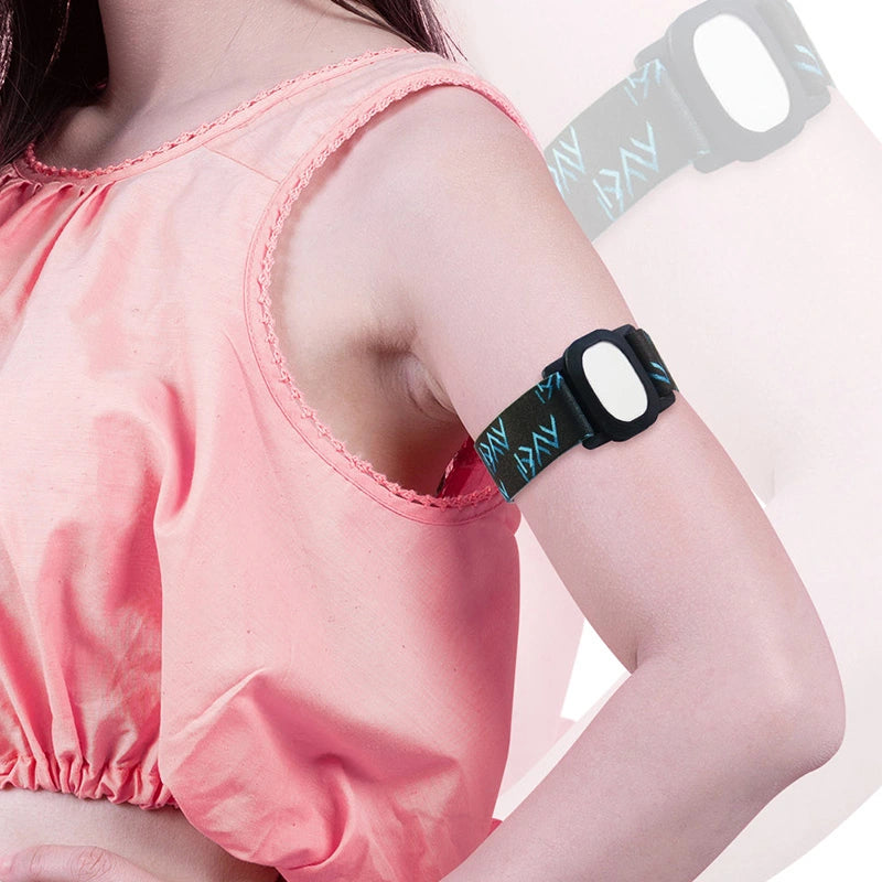 BUZUD CGM adjustable armband worn on arm, protecting a blood glucose sensor for daily use and sports. Immagine