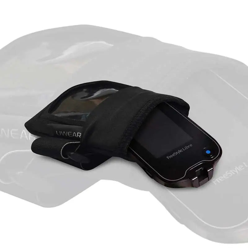 Freestyle Libre reader wrist pouch, black, with a clear window, offering protective and secure daily use. Immagine
