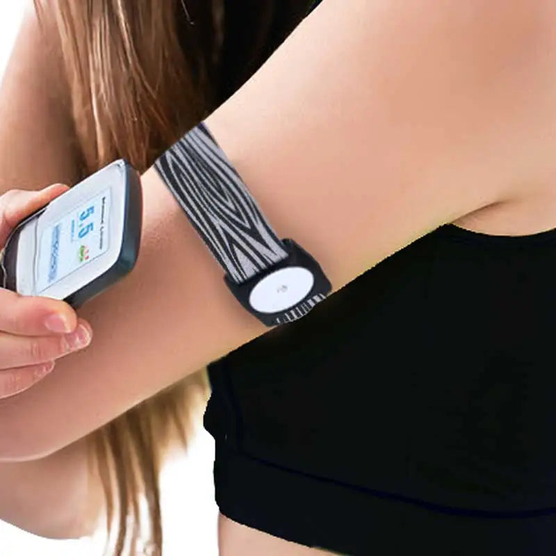 Freestyle Libre 2 armband with glucose sensor for continuous monitoring. Ideal for secure and comfortable sensor placement during daily activities or exercise. Immagine