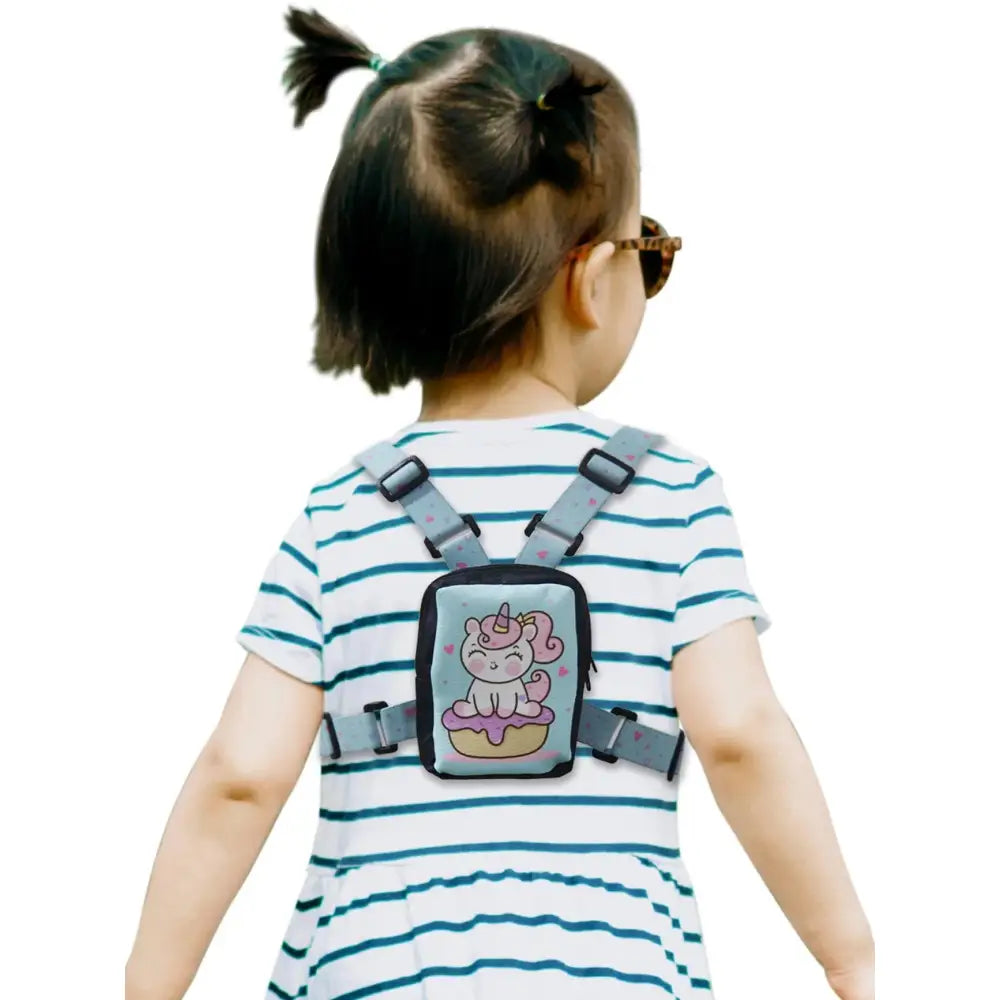 Toddler seen from the back wearing an insulin pump harness Immagine