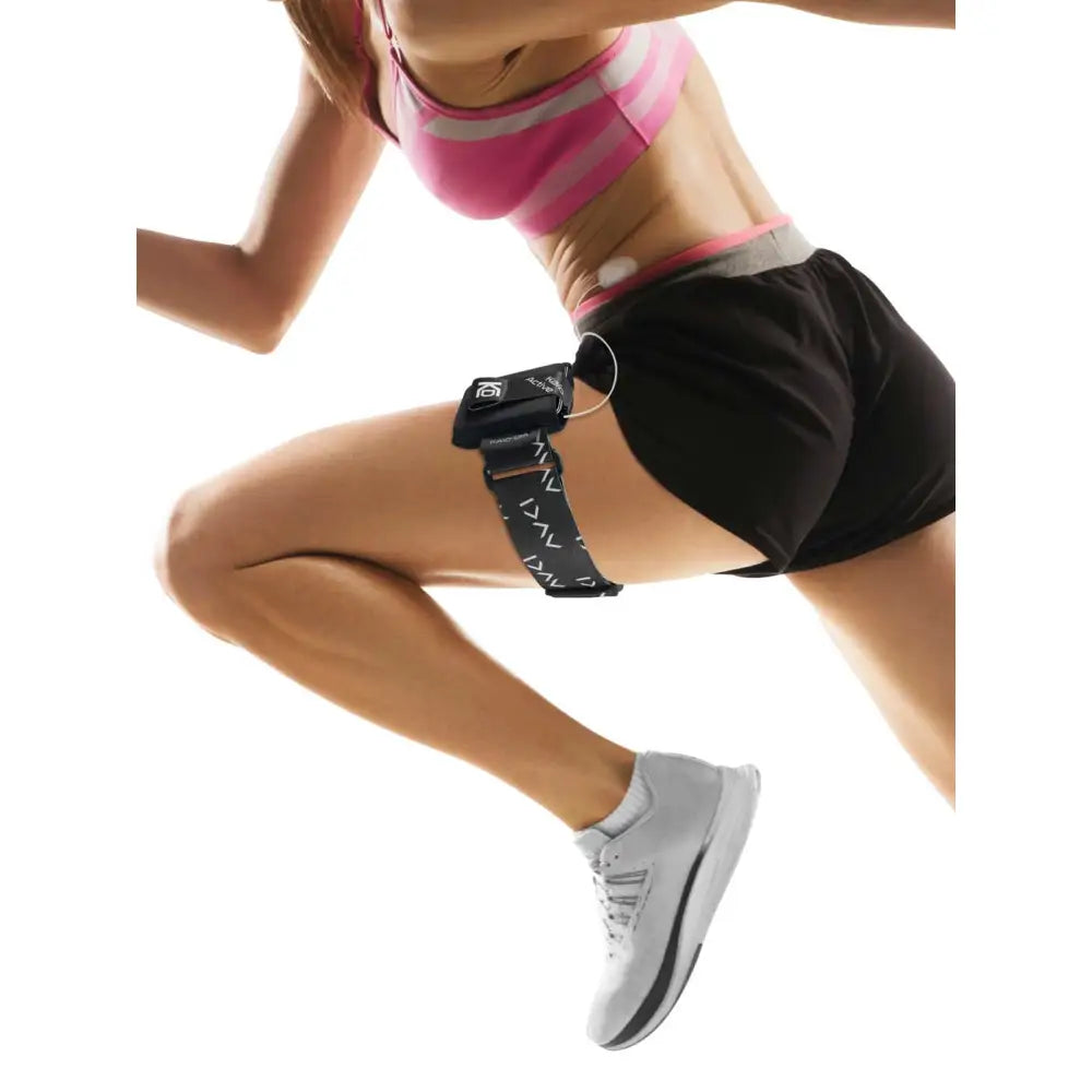 Runner wearing an insulin pump leg band with pouch on the thigh Immagine