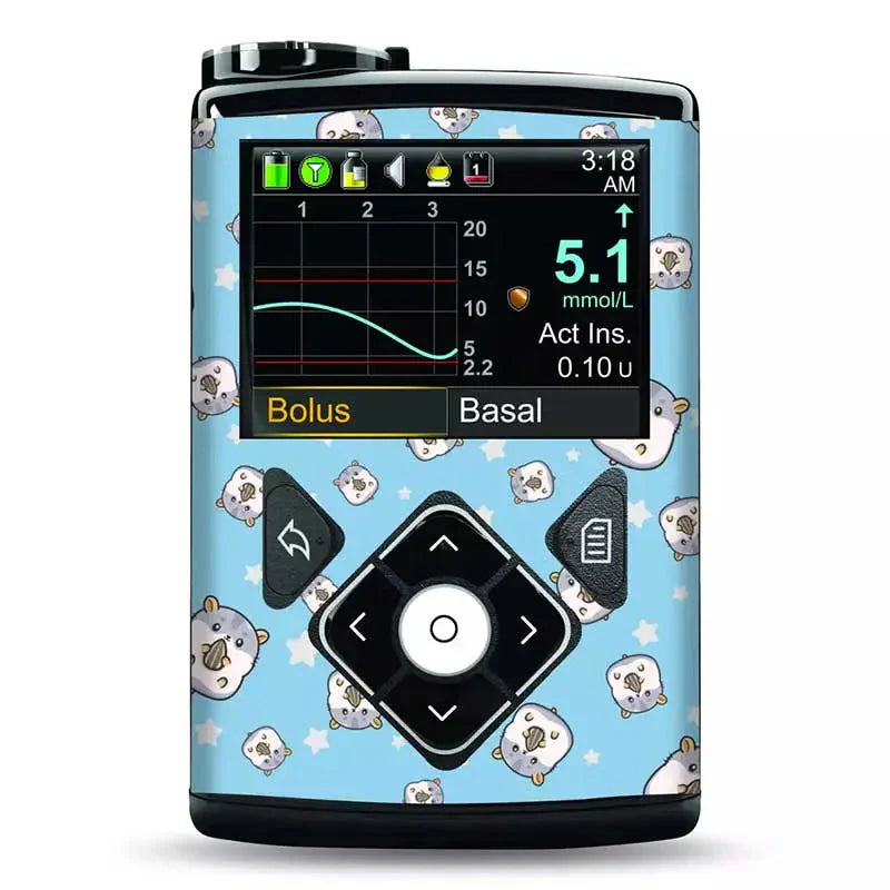 Medtronic Minimed insulin pump adorned with a blue vinyl sticker featuring cute, small animal faces and stars. The device screen displays glucose monitoring data. Immagine