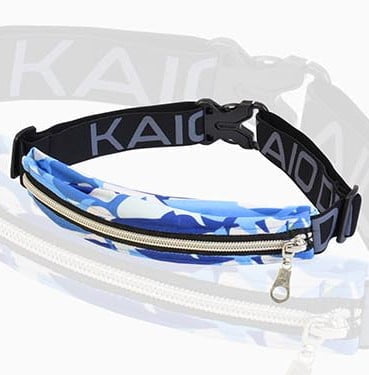 Blue camo insulin pump belt with zipper pocket and adjustable elastic strap for secure and comfortable wear. Immagine