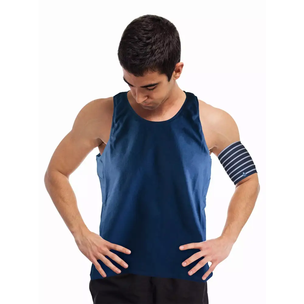 Young man wearing a navy insulin pump tank top Immagine