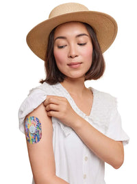 Cerotto adesivo per Dexcom G7, fantasia Ethereal Bloom, indossato sul braccio da una donna