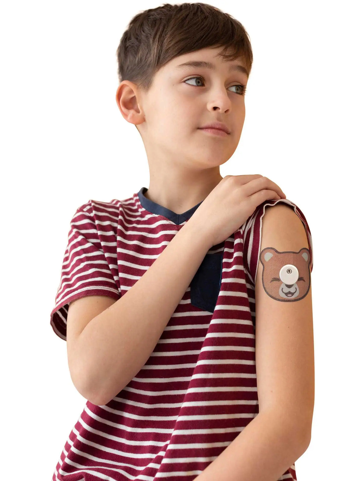 Cerotto adesivo per bambini per FreeStyle Libre 3, forma orsetto, indossato da un bambino piccolo