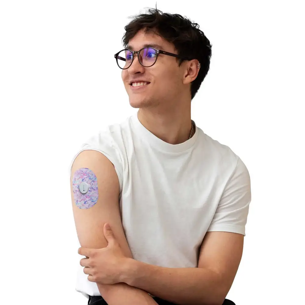 Cerotto adesivo per Dexcom G7, serie Spring, indossato sul braccio da un uomo