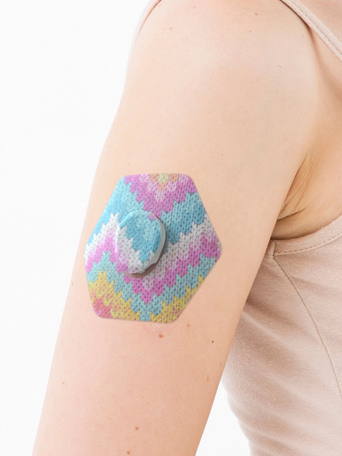 Cerotto adesivo per Dexcom G7, forma esagonale, sul braccio, primo piano