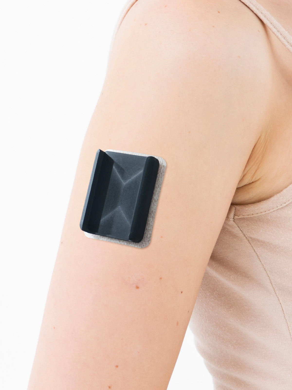 Microinfusore Tandem Mobi nel Dia-Mobi Clip sul braccio, prima di applicare il cerotto