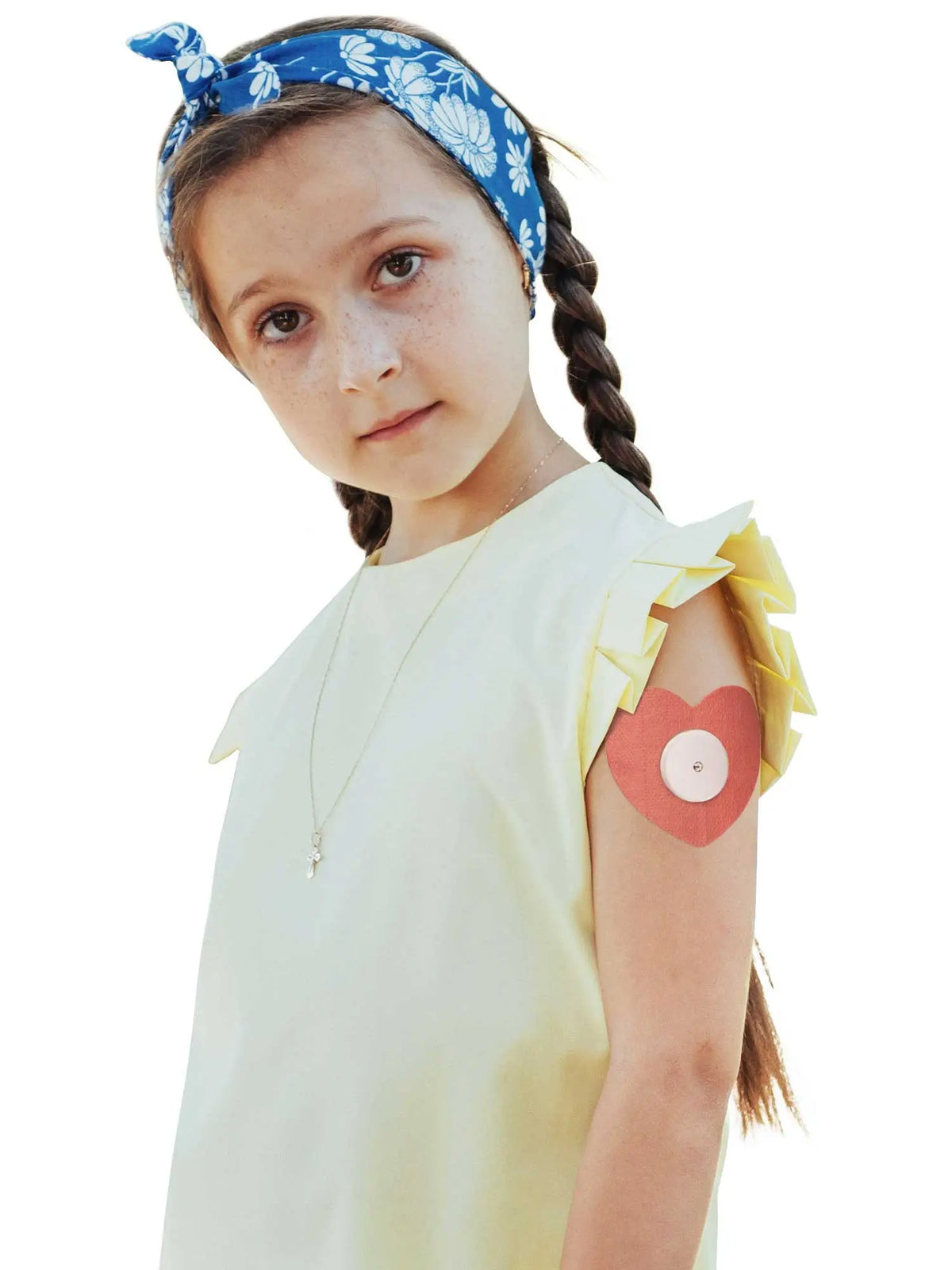 Cerotto adesivo per bambini per FreeStyle Libre 2, forma cuore, indossato da una bambina