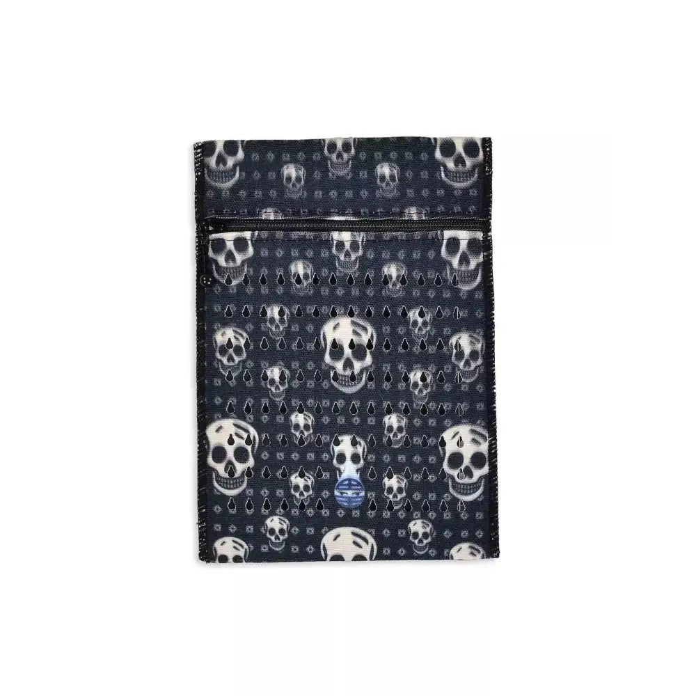 Insulin cooling wallet for kids with skull design, fits 3 insulin pens or 5 vials, maintains temperature for 48 hours without electricity.