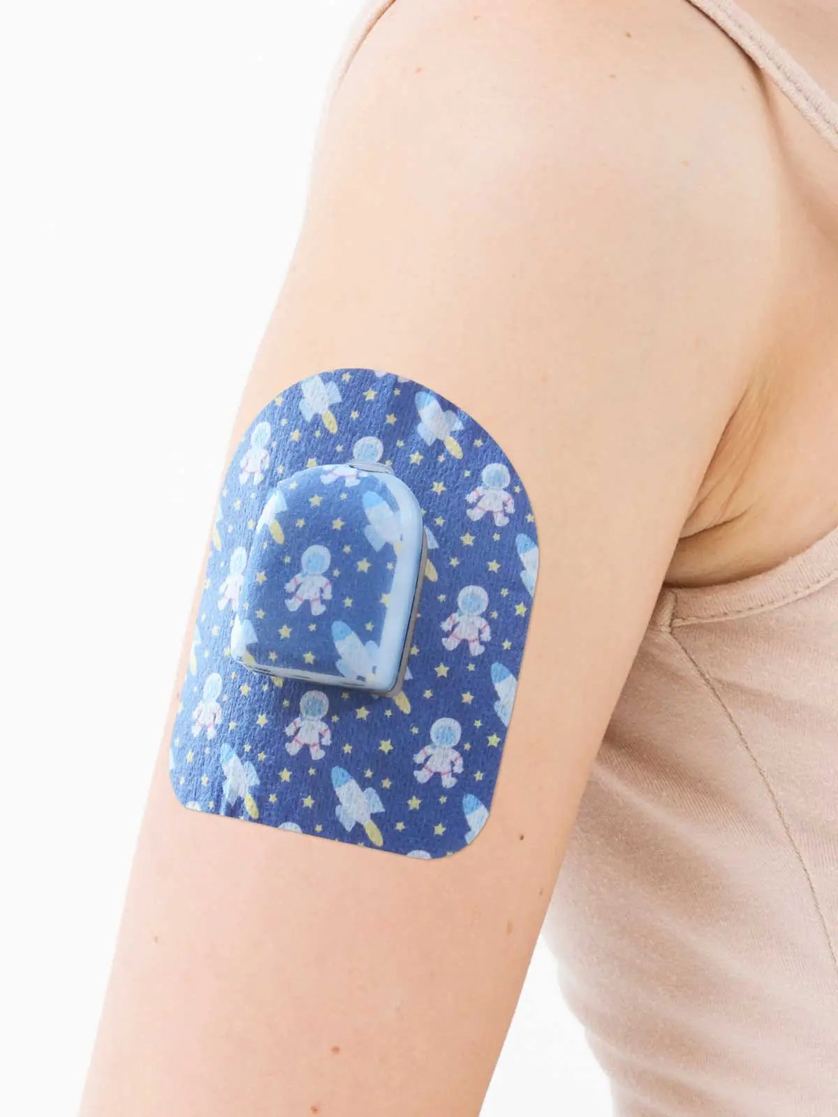 Cerotto adesivo per Pod Omnipod, fantasia Astronaut, sul braccio