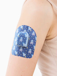 Cerotto adesivo per Pod Omnipod, fantasia Astronaut, sul braccio