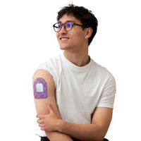 Cerotto adesivo per Pod Omnipod, serie Spring, indossato sul braccio da un uomo