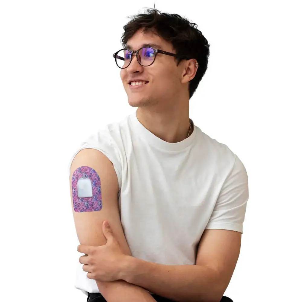 Cerotto adesivo per Pod Omnipod, serie Spring, indossato sul braccio da un uomo