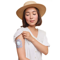 Cerotto adesivo per Pod Omnipod, serie Spring, indossato sul braccio da una donna